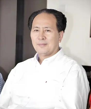 在众多伟人特型演员里，许国寅绝对是最特别的一个，别人是科班出身、专门演戏，而他原
