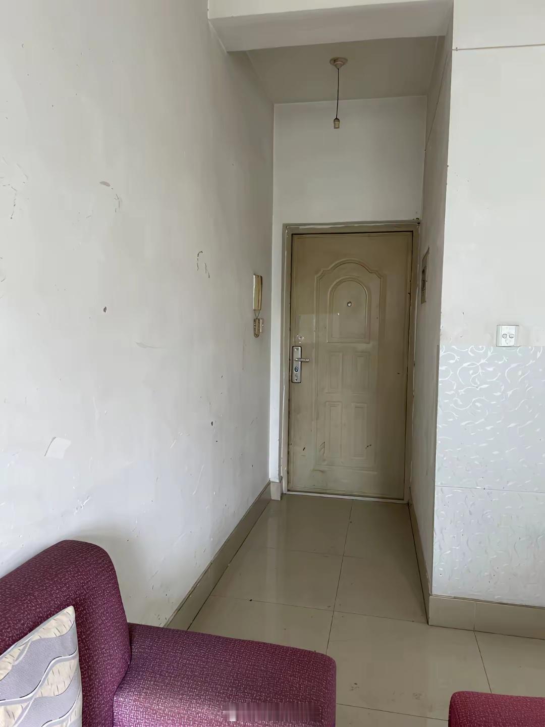 原房主今天来串门，站在门口愣了半天，说了句：“我能买回来吗？”成都姑娘30岁，靠