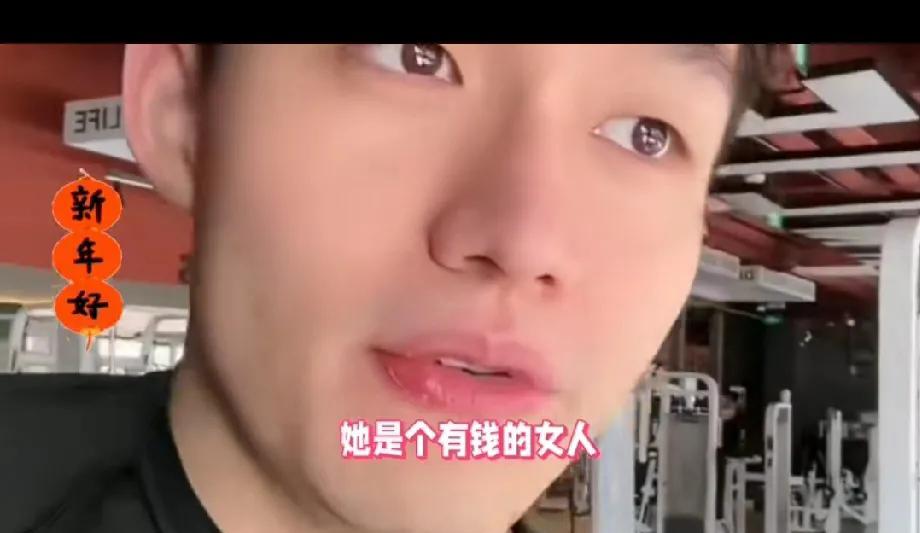 身价百亿的医美女王，正在公开购买爱情。她的男友任任，对着镜头承认：我图的就是她