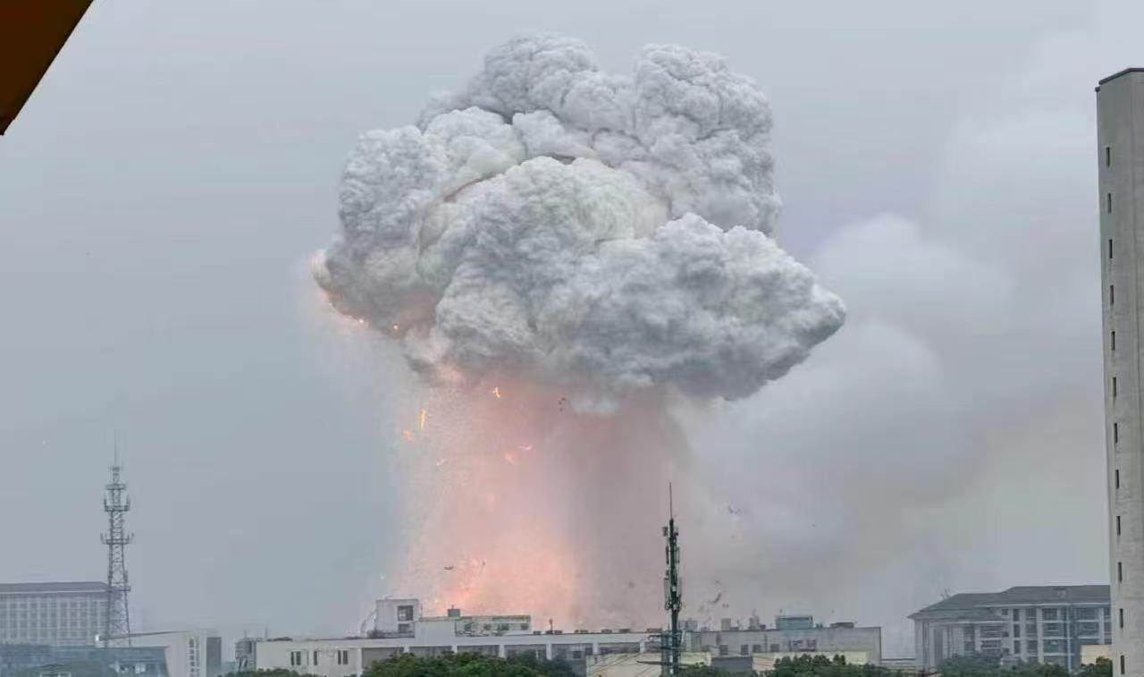 6月3日，苏州地区一厂房发生爆炸，现场升起蘑菇云，周边住户甚至还感觉到了轻微震感