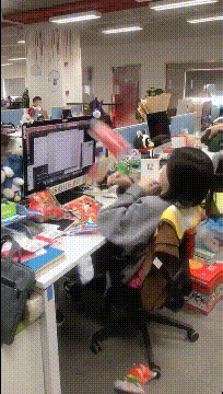 当办公室只有一个女生的时候……