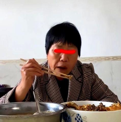 江西上饶李婶，一个平平无奇的五十四岁农村妇女，最近在十里八乡火得一塌糊涂！她