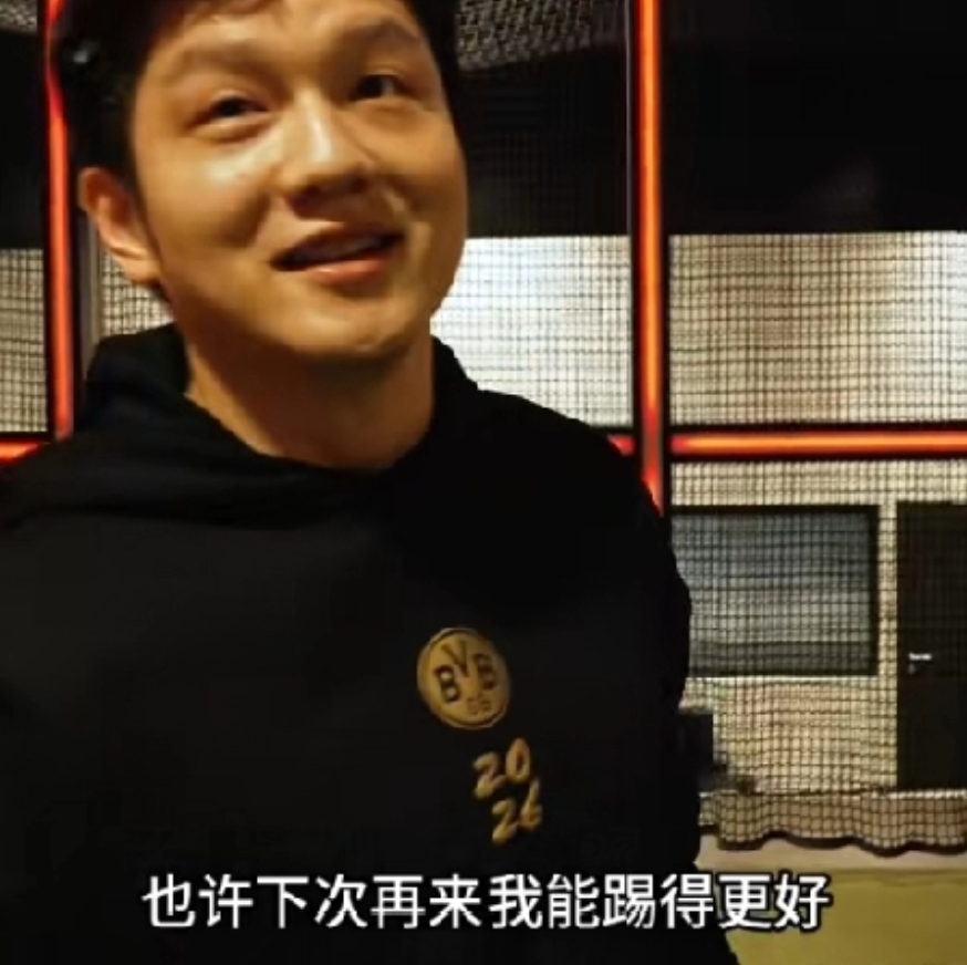 樊振东踢足球火了！球技碾压阿横，国乒天才跨界直接封神国乒的“六边形战士”樊