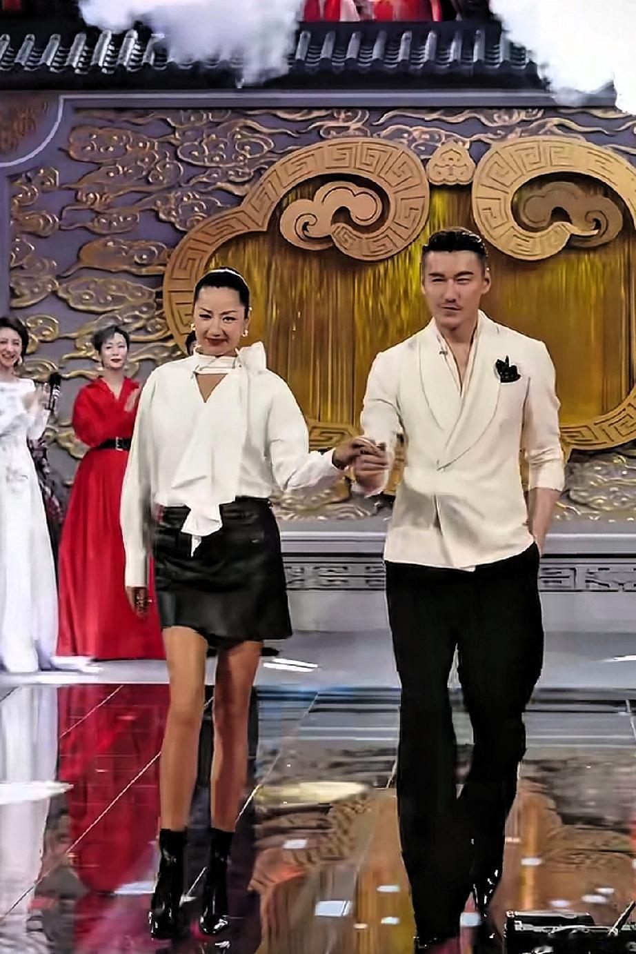 胡兵与瞿颖携手，梁家辉和叶童相伴，一同在现场走秀。这四人气场各异，皆走出了属于自