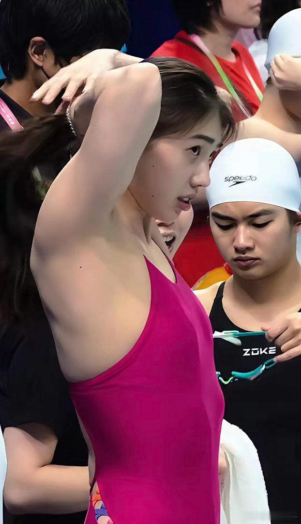 张雨霏，中国女子游泳名将，人称“蝶后”。她天生脊柱侧弯，却凭着顽强毅力刻苦训练，