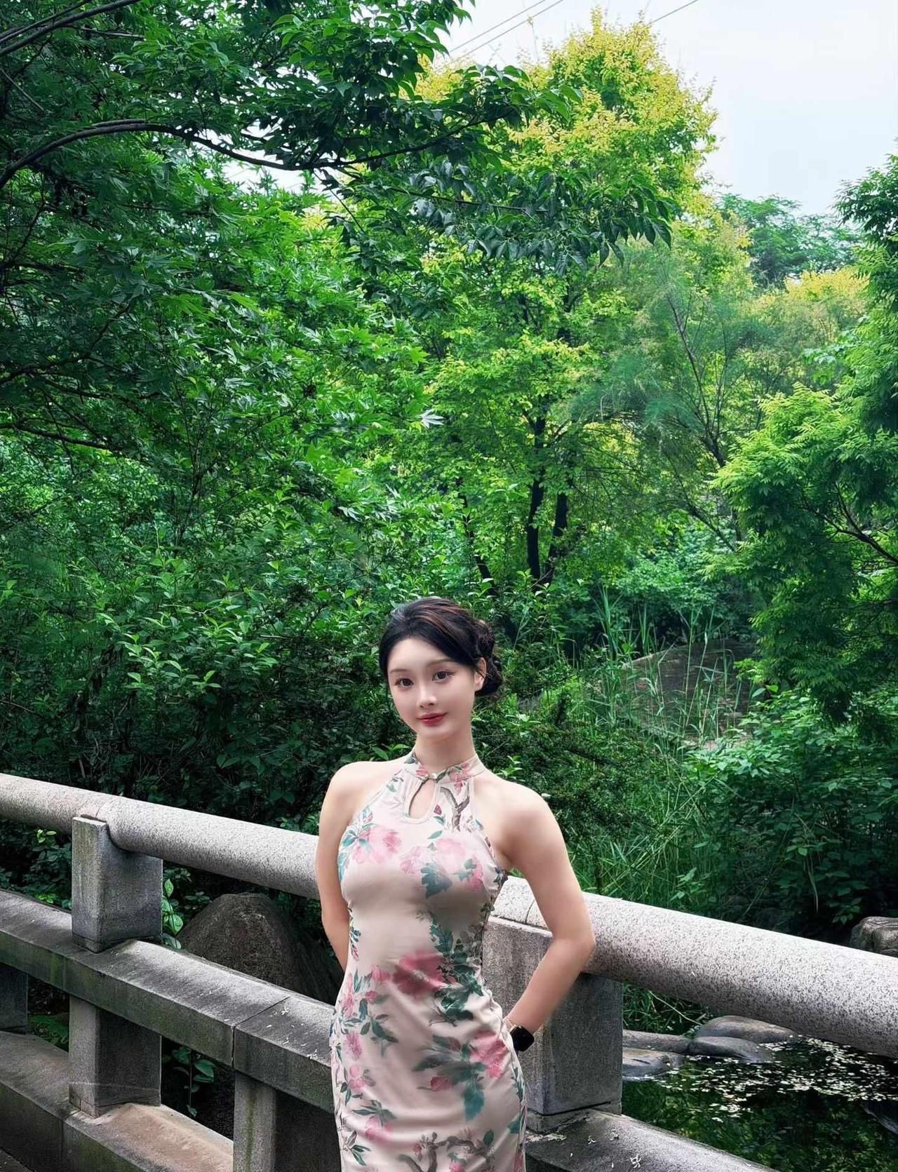 今为径山客也来慕山色肌肉女拍照belike健身旗袍