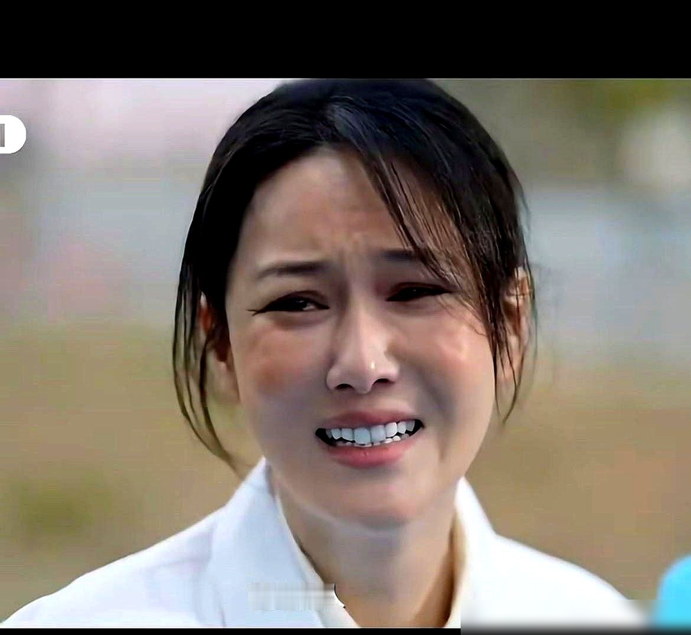 张馨予那张肿成发面馒头的脸，被央视高清镜头怼着拍，弹幕直接炸了。拍《爱在山海间》，海拔3000米，她