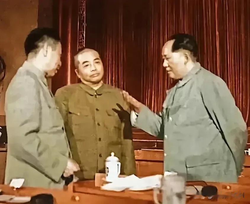 两次谈话1951年2月的一天，彭德怀元帅从朝鲜战场归来，向毛主