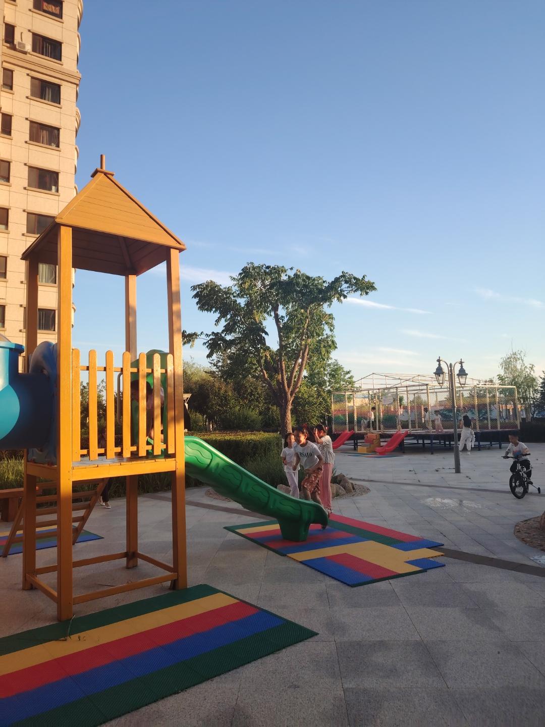 小区里的“玩耍分化”：家境好的孩子很少露面，背后是教育选择的阶层密码傍晚的