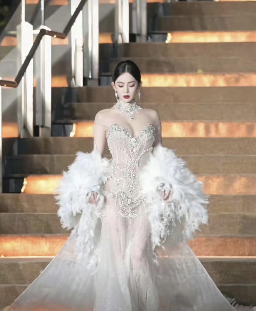娜扎现在瘦得像个纸片人，女明星为了上镜好看，真的吃得好少。娜扎不要再瘦下去了，照
