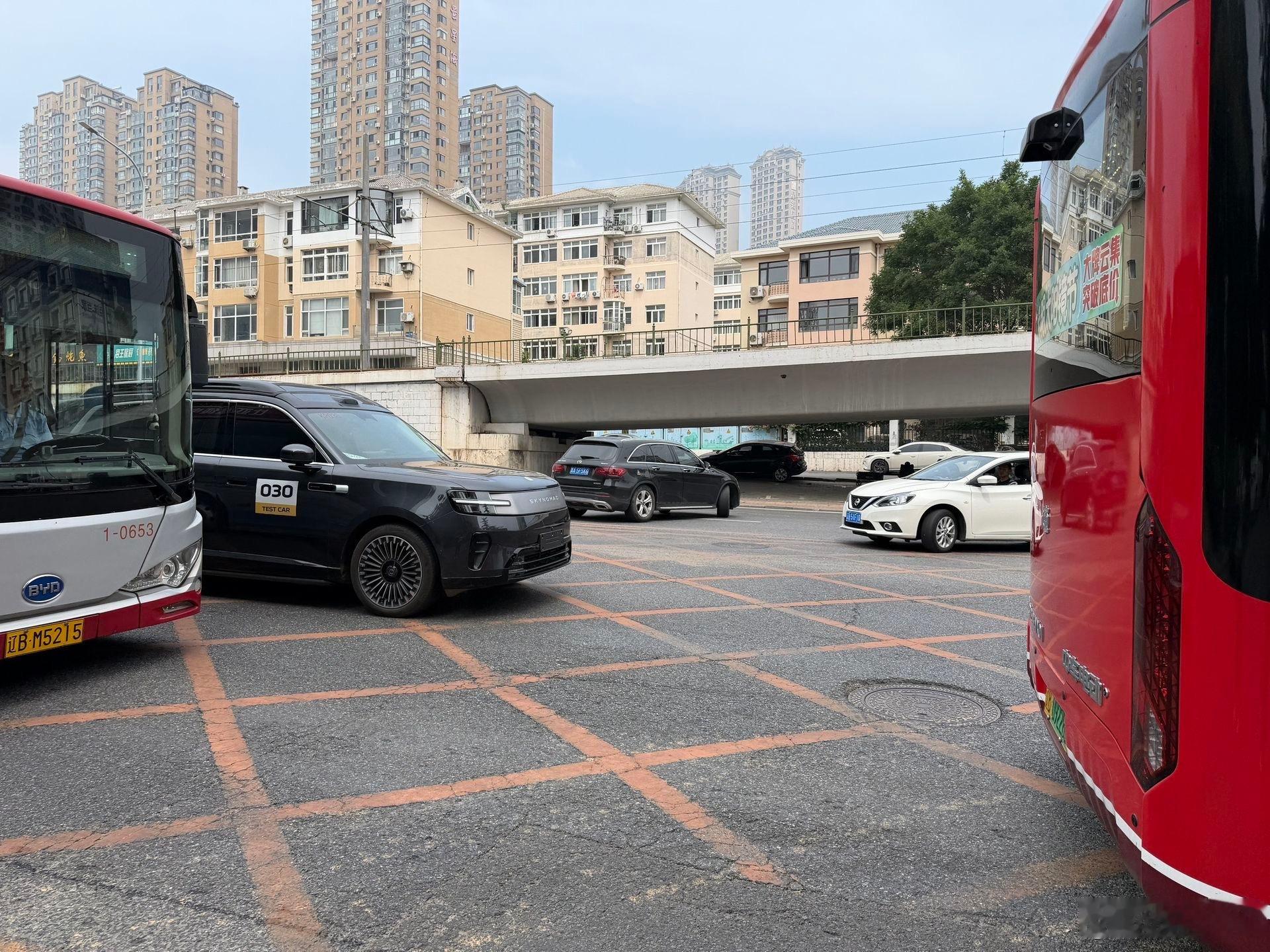 再次偶遇小米澎程N90Max升顶版本，这旁边是公交车，都能感觉到它的体量感，
