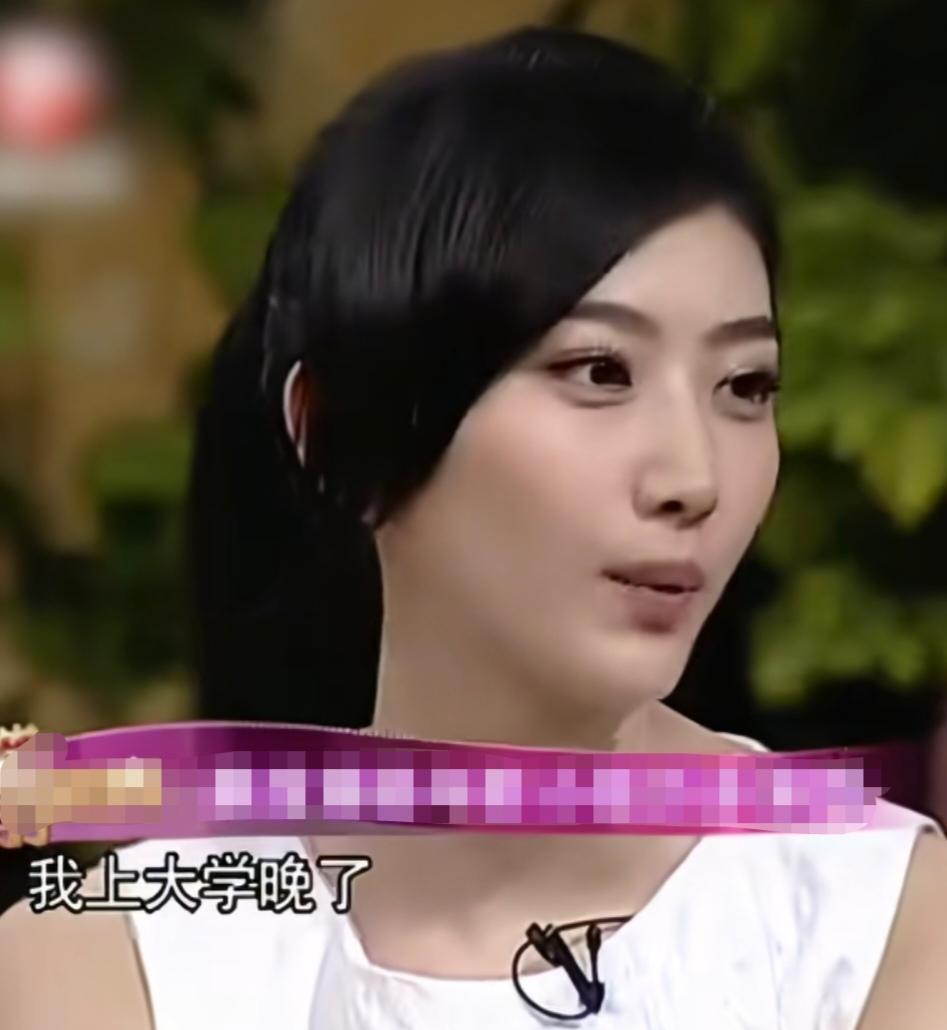 景甜谈及自己的求学往事和私下生活，打破大家对女明星的固有印象。景甜说，自己上