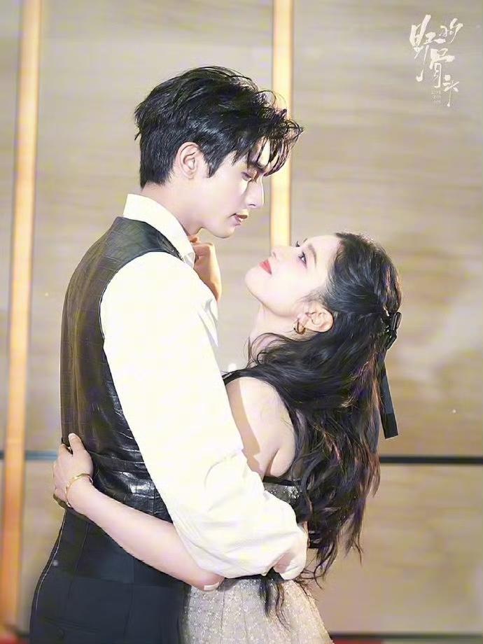 内娱浓颜系天花板又发糖！宋威龙张婧仪情人节共舞，含金量直接拉满。✨【造型亮点