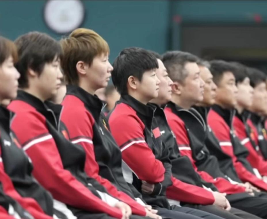 原来莎莎以这样的形式观看阅兵仪式，莎莎同国乒队友们一起观看，一眼就看到根红苗