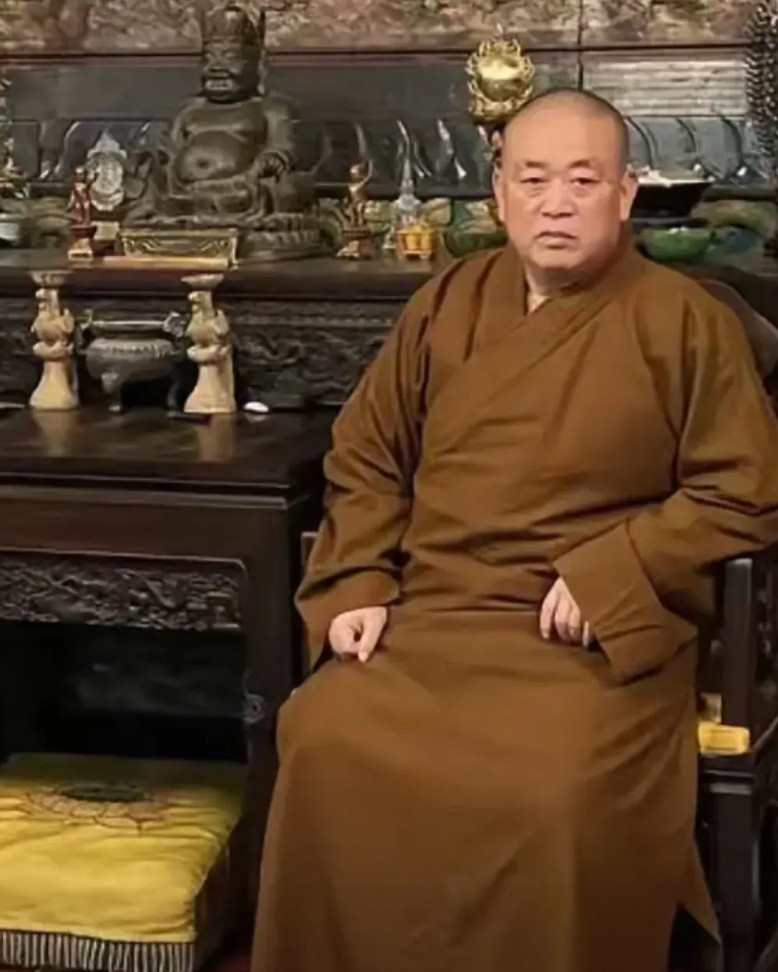 相由心生，衣服能晃人，但表情和眼神是藏不住一个人的真相的，说少林寺大和尚被查我一