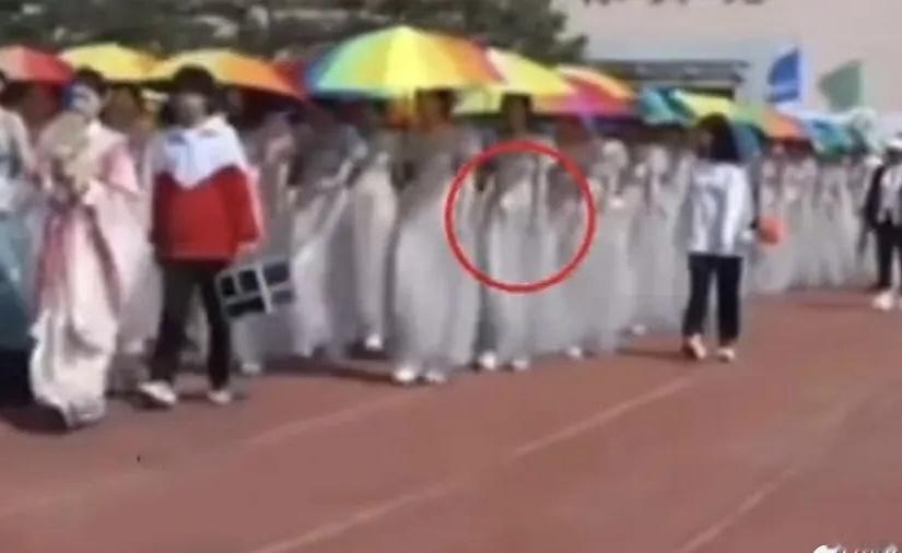 最近，福建寿宁县东区小学的一场元旦演出，闹出了一场让人哭笑不得的风波。家长们为了