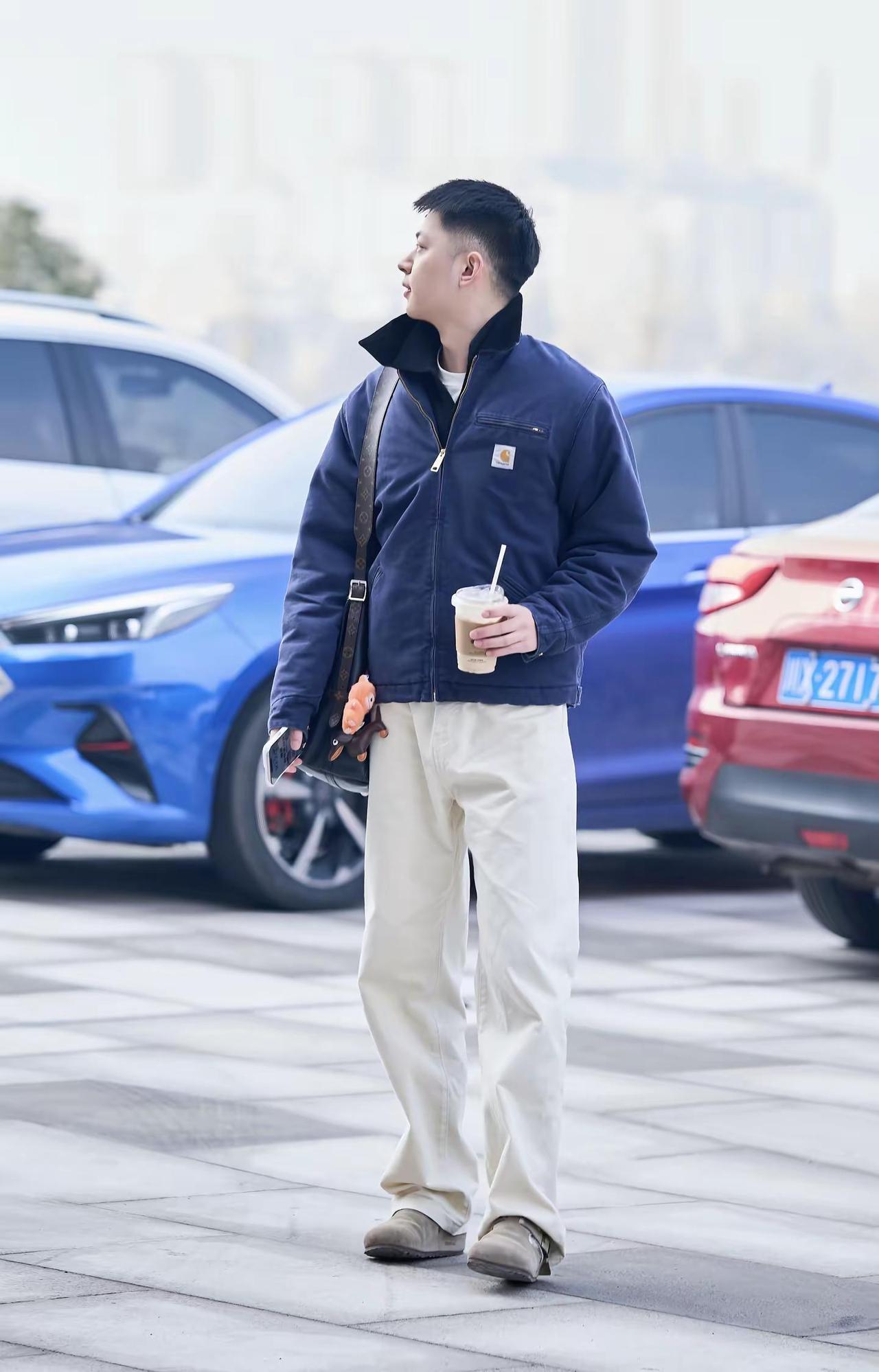 12🈷️的第一天一切都好。街头穿搭男生穿搭日记停车场拍照冬季搭配