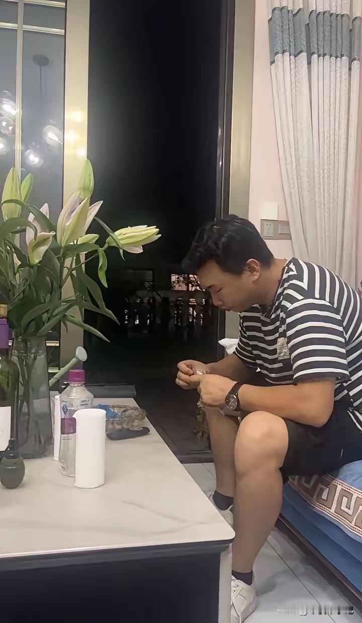 老公想给我交社保，一年一万多，退休每月领两千多，俩嫂子都办了，唯独我没交，我直接