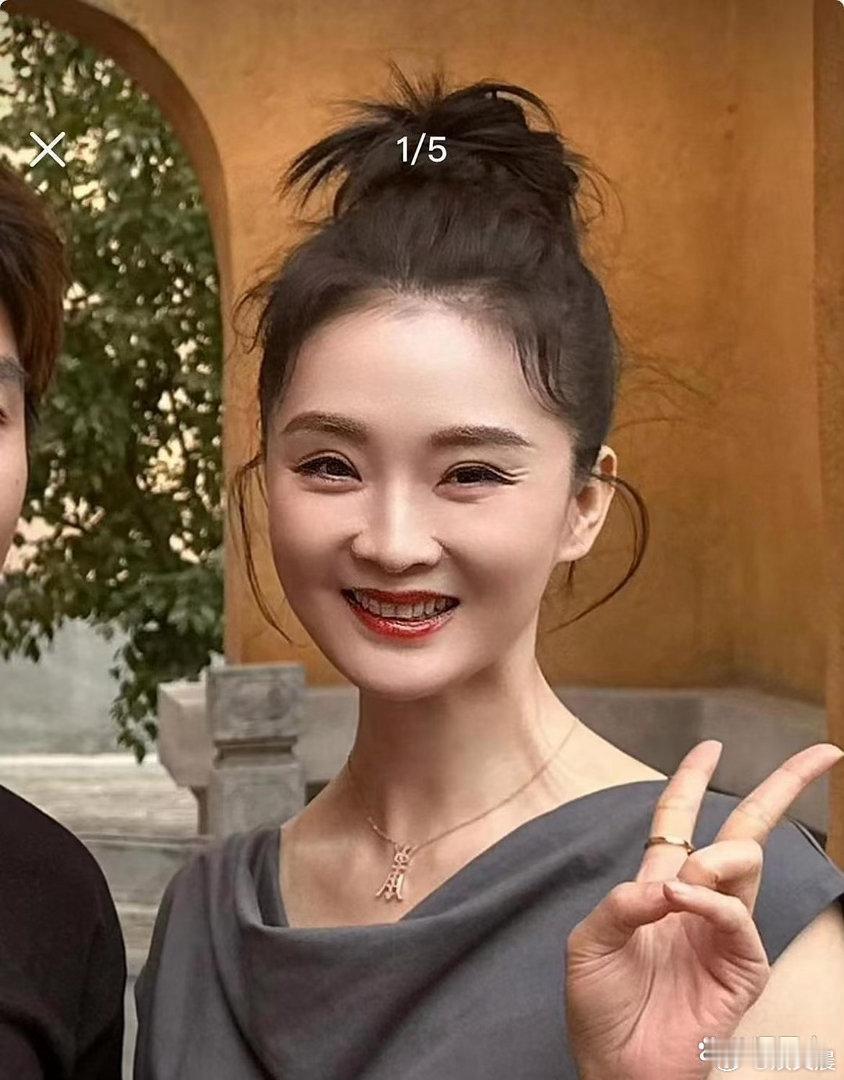 王艳近期颜值惊艳至极，岁月温柔眷顾，气质优雅脱俗，颜值完美逆生长，风采依旧动人。