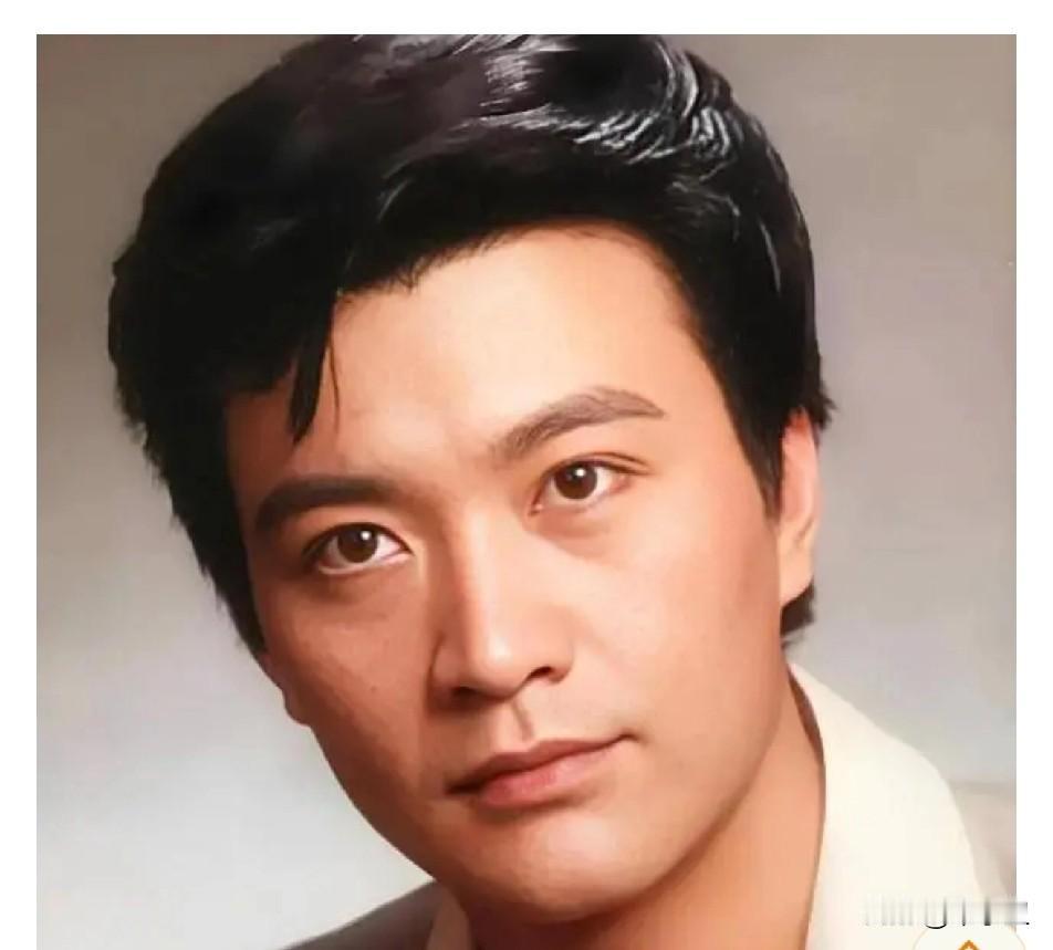 年轻时候的周里京颜值堪称男演员第一人，比唐国强还要好看，主演过《人生》《高山下的