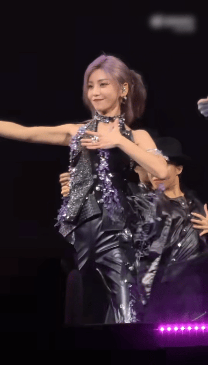 谁还没被于文文北京演唱会的热舞串烧蛊到！红光一打秒变团播现场，粉丝点歌抽中直接开