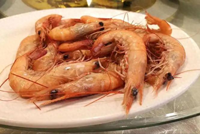 胆固醇高不能吃虾？医生直言：虾还不是最危险的，这5样更要注意李大爷今年已是7