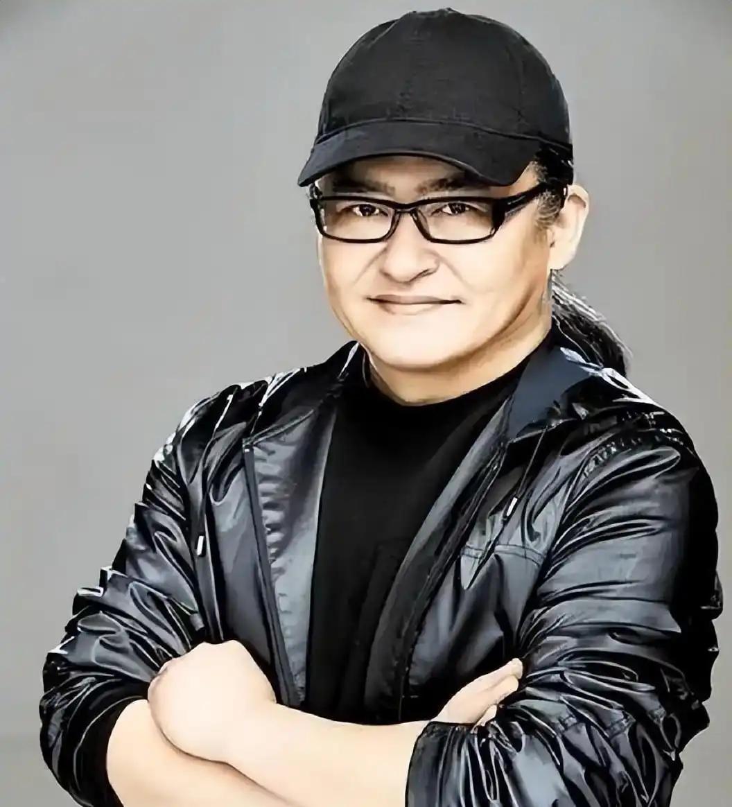 都在扒刘欢过亿身家，没人留意他攥着九十块版权费维权三十年、自掏两千万给年轻唱作人