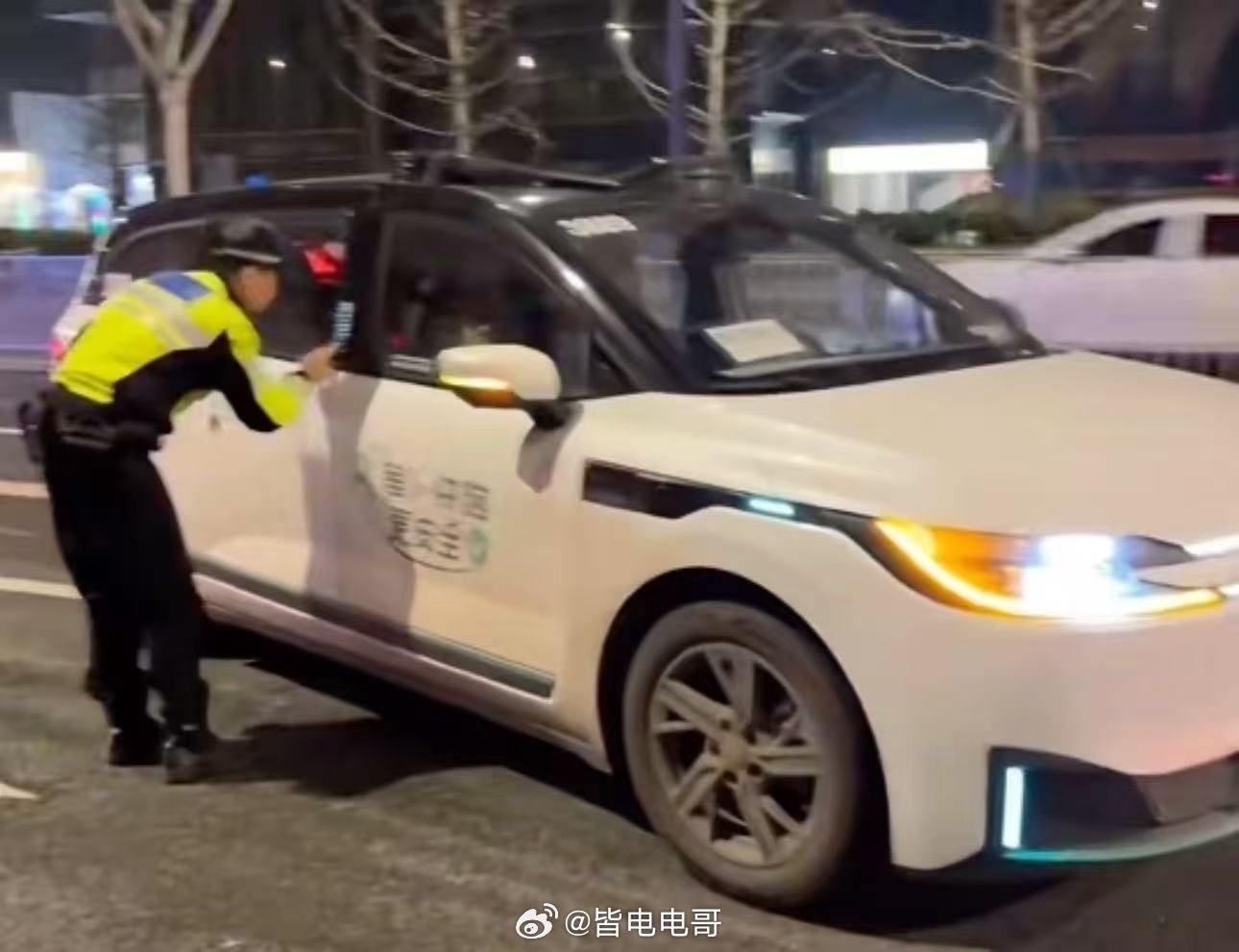 萝卜快跑武汉百台车辆集体趴窝自动驾驶集体趴窝事件最新进展3月31日武汉晚