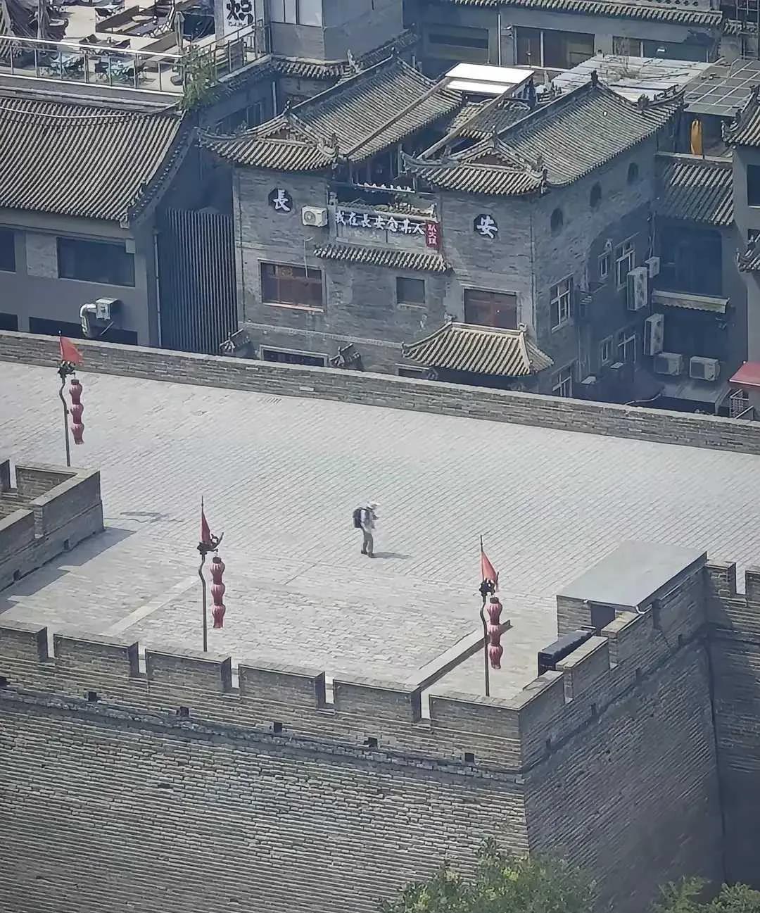 40度的西安长城上居然还有位勇者