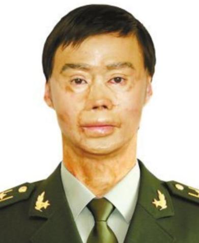 1995年，一名解放军战士在乘车回部队的途中，劝司机不要停下加油，但司机执意停下