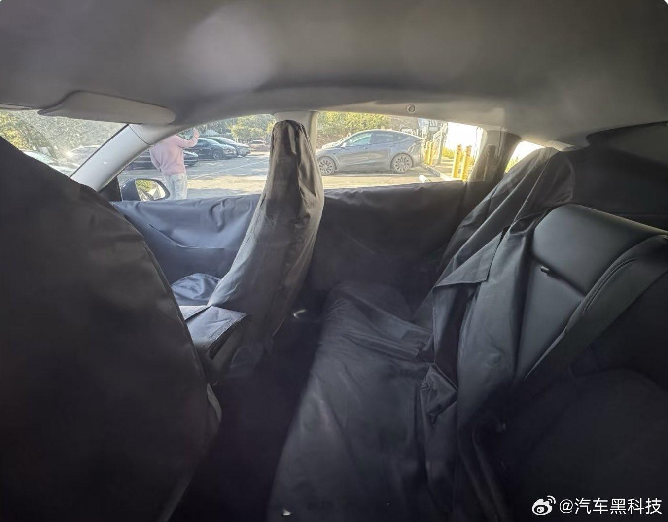 特斯拉廉价车型内饰曝光具微博，疑似特斯拉廉价车型内饰曝光，后排空间堪忧。据悉