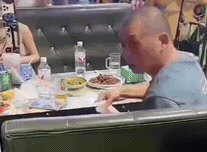 一男子大晚上跑去吃宵夜碰到了直播大军。也不知是喝多了还是心血来潮，他竟一口气点了