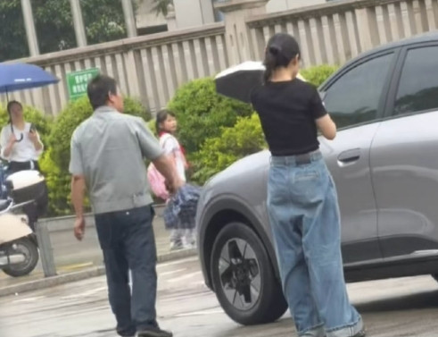 女子踹人，保安“反手一耳光”防卫过当？近日，福建三明一名女司机与保安发生肢体