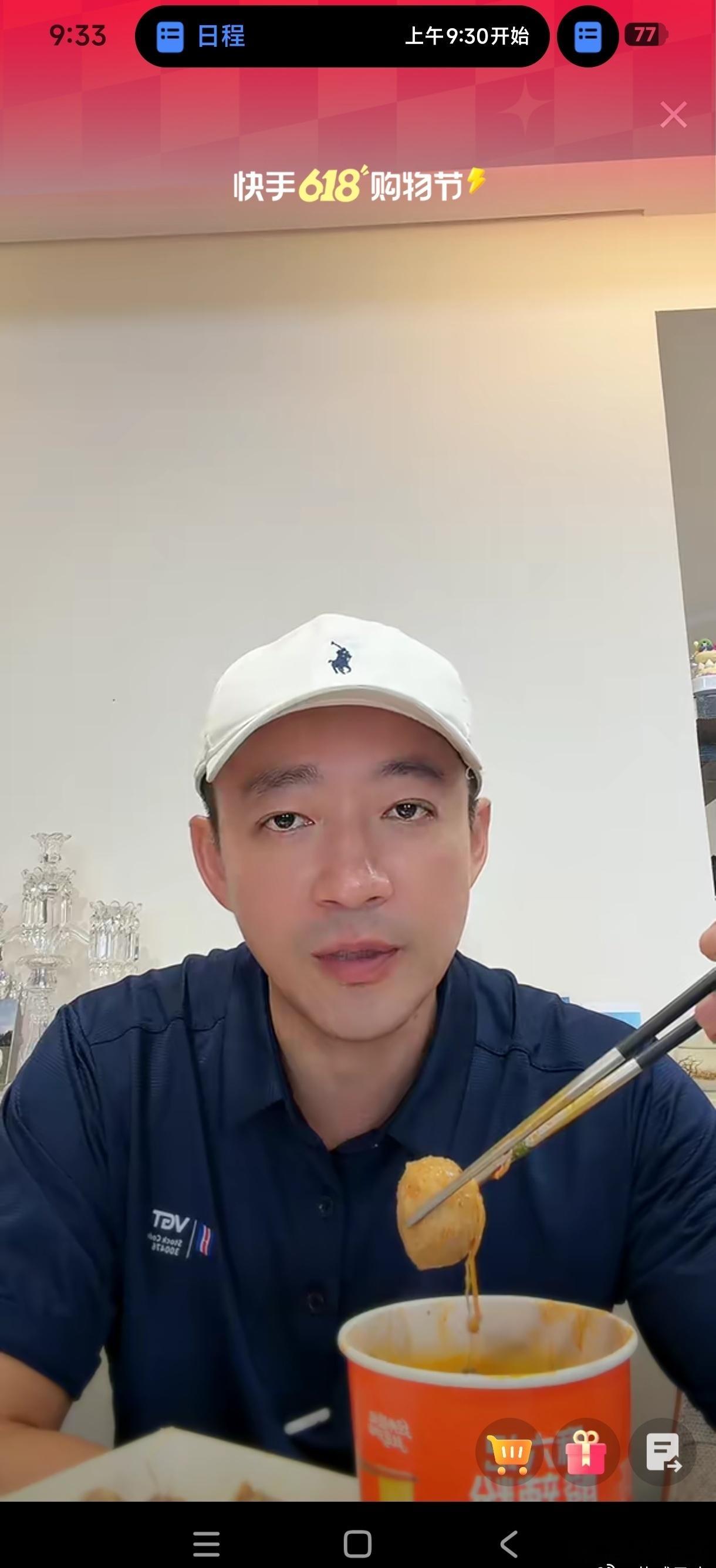 小菲今天一大早就在湾湾家里直播了，小菲说他的小儿子太喜庆了，见了谁都笑，乐呵呵的