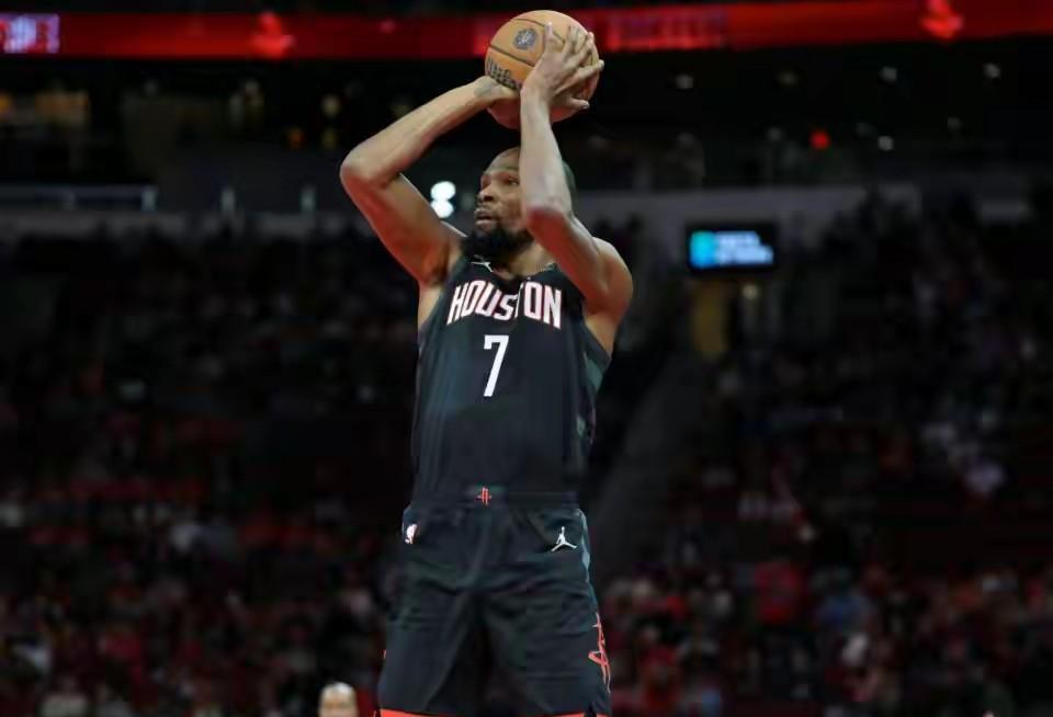 杜兰特绝杀太阳后，申京再无资本叫板杜兰特在主场顶着狄龙防守命中绝杀三分球，丰田