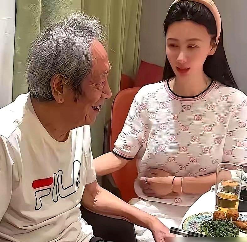 80岁王奎荣竟把千万存款和北京房产，全过户给了小37岁的娇妻。他在片场晕倒查出