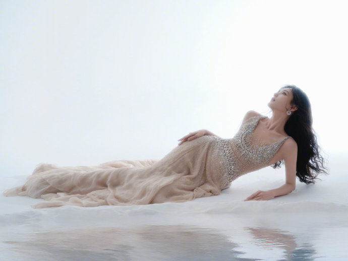 李一桐尖叫之夜造型出发图李一桐星光裸粉裙李一桐尖叫之夜造型出发图，李一桐星光