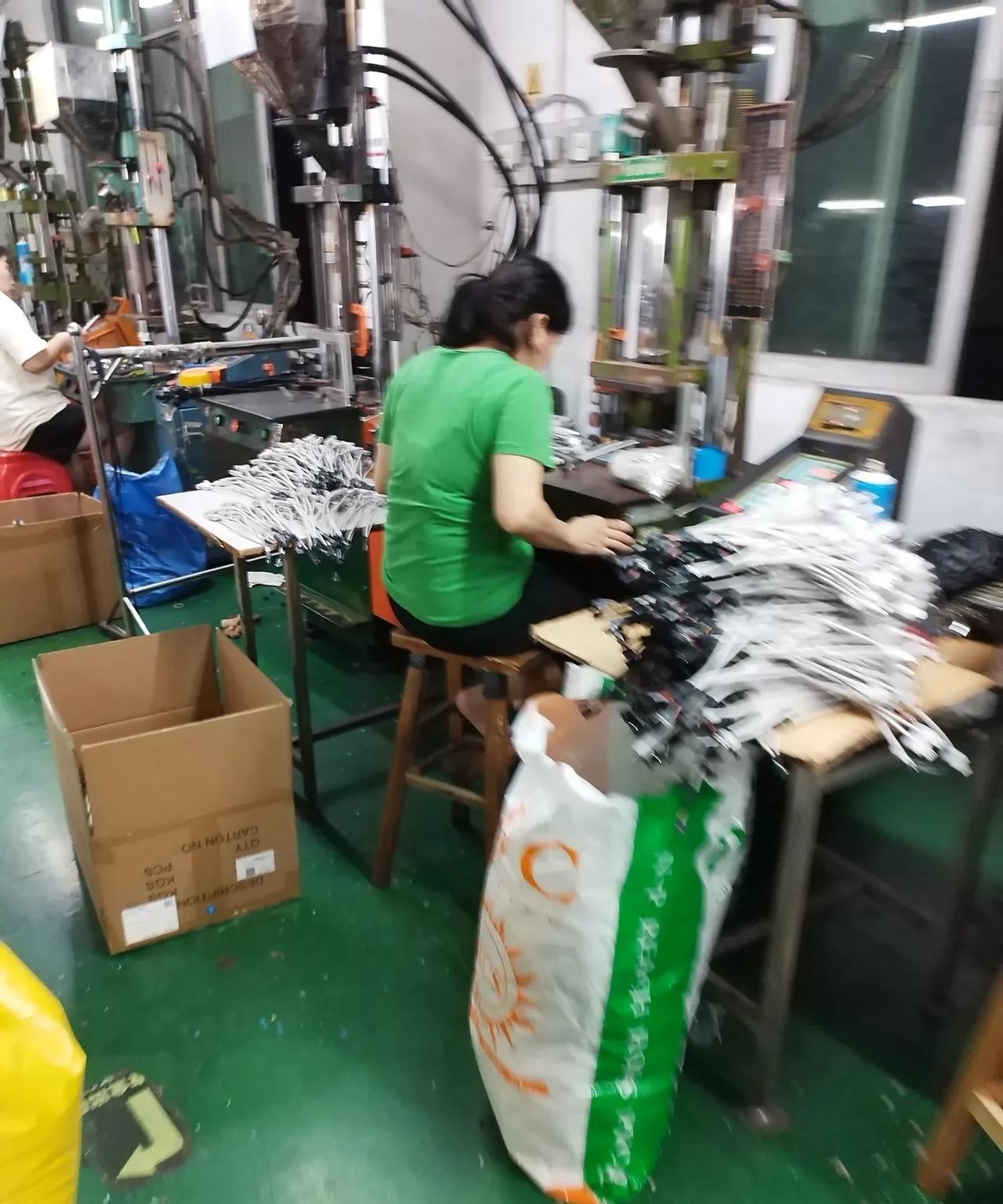 今天晚上19点左右，我正想收工的时候，对面厂的两位姐妹，嘻嘻哈哈的走进了我们厂里