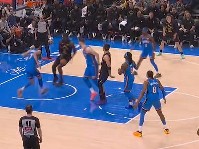 湖人第二次被打停的原因，艾顿！北京时间4月3日，湖人与雷霆的比赛来到首节5分钟