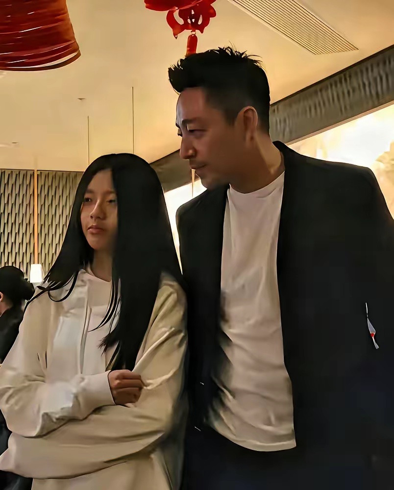 汪小菲愣是没把俩孩子接回北京，儿子小学毕业前，姐弟俩就钉在台北了。抚养权早在他手里，可转学这事，卡的