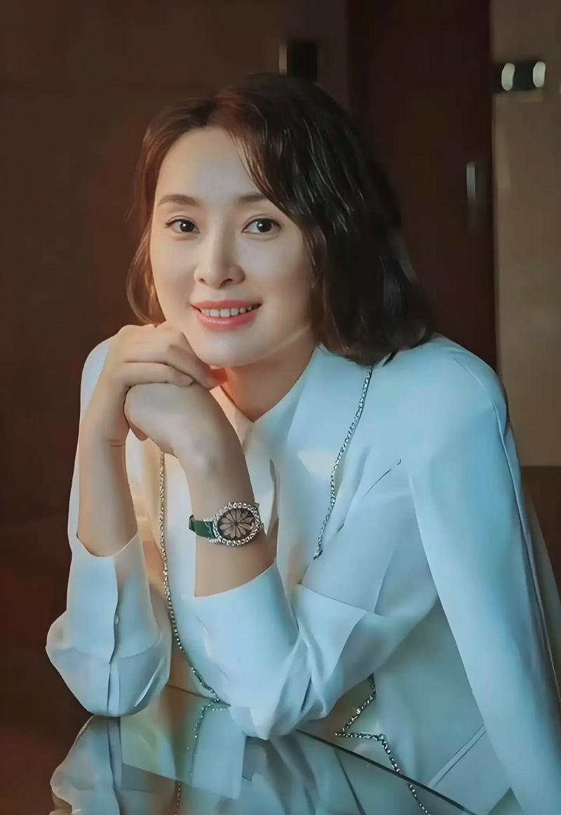 吴越说：“我这辈子就谈过一次恋爱，如今54了，单身，没孩子，定居上海。好多人替我