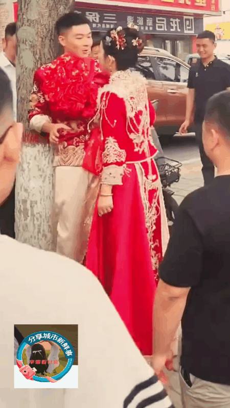 婚礼现场，新郎突然被几人绑在树上折磨！新娘看到后彻底发怒了！她一边帮新郎解开