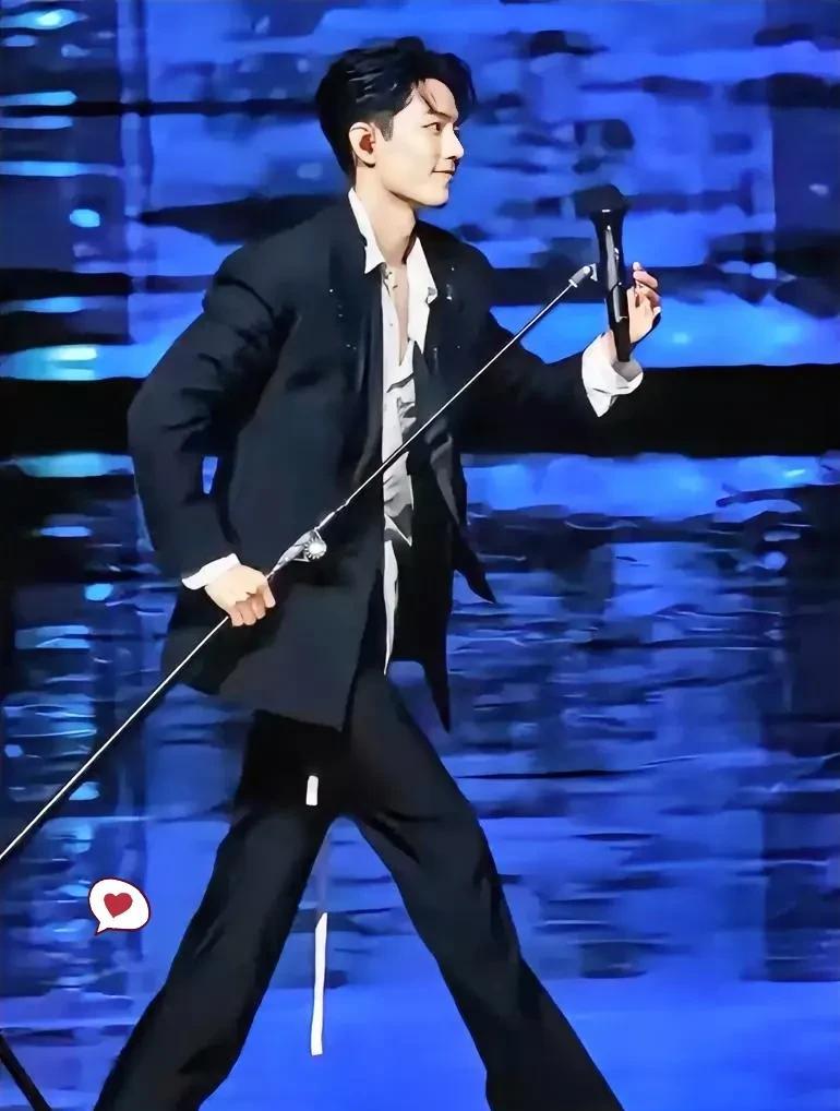 昨晚肖战演出结束后，鞠躬90度后竟然拎起话筒就退场，真是没有架子！更夸张的是
