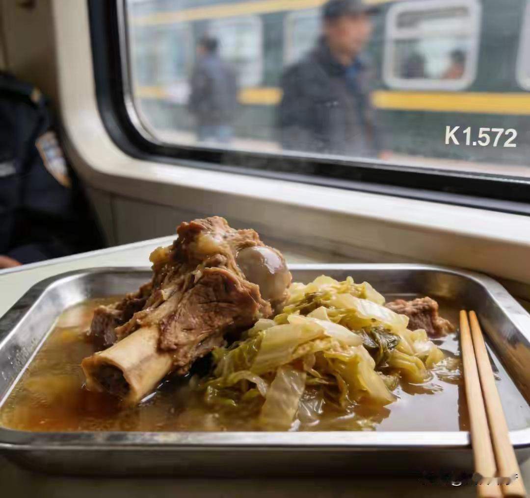 火车上惊现东北神菜！K1572次列车大骨头炖酸菜火到国外，乘客：这口汤让我想家了