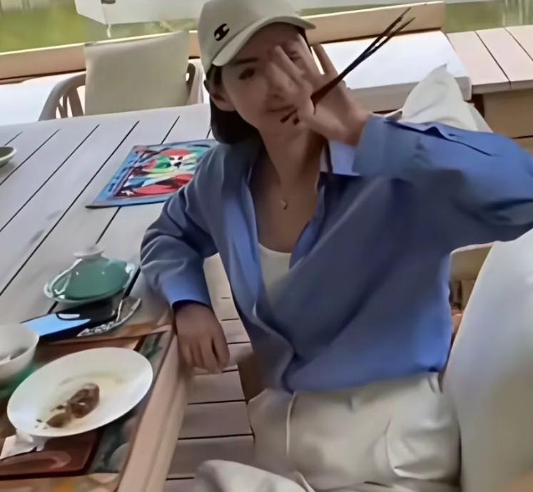这次家庭聚会估计多少让马筱梅有点失望！ 两口子主动见张兰，带汪宝儿第一次登门