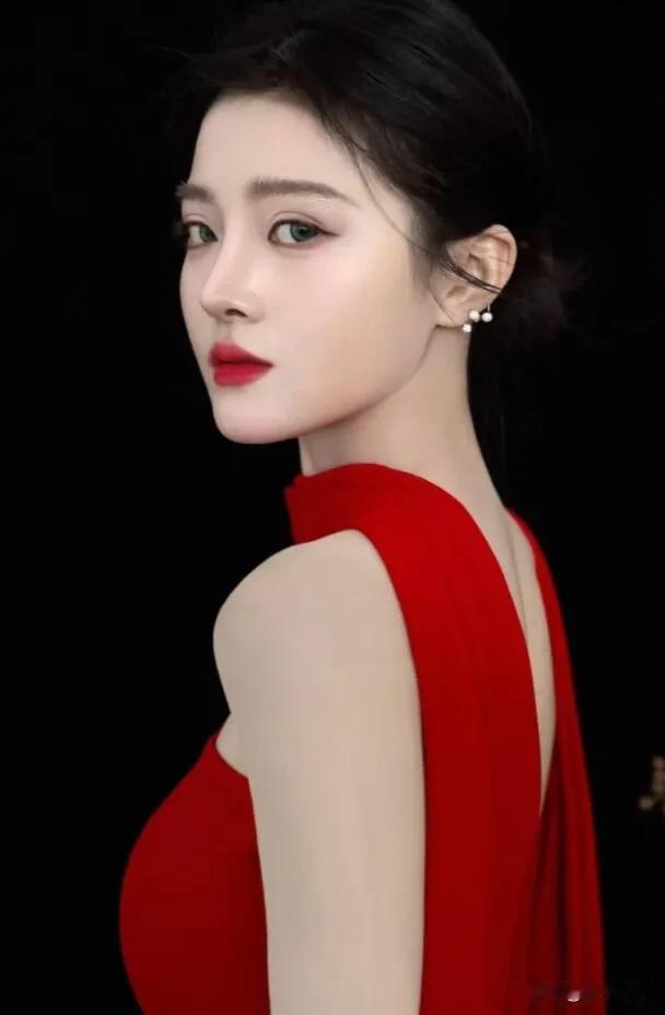 如何成为一个时尚的女孩?正红挂脖裙勾勒出利落肩颈线条，细钻耳饰点缀耳畔，在纯黑