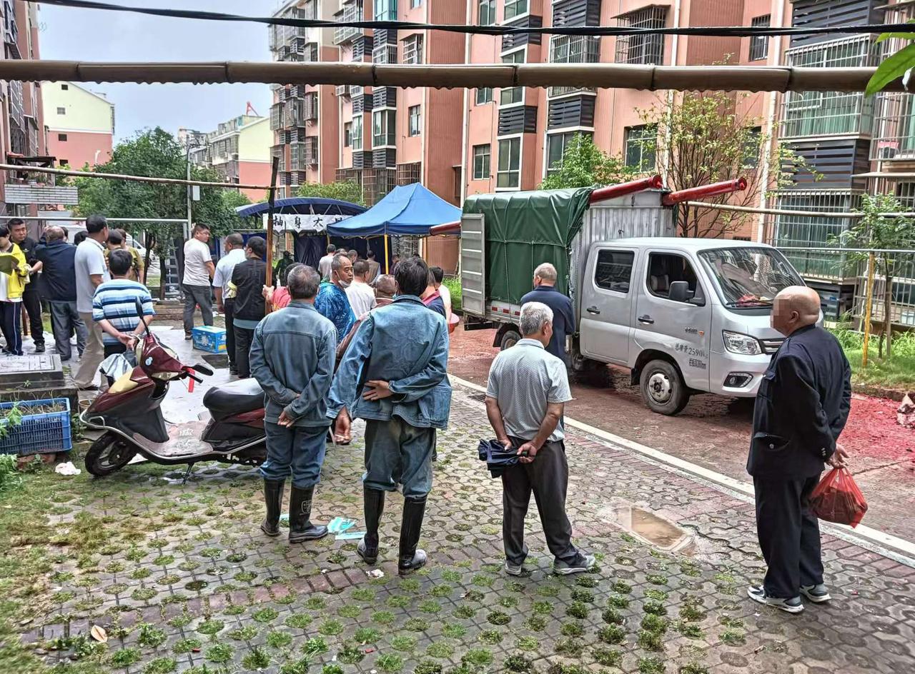 我老家镇上的一个年轻人在福建晋江市鞋厂打工，前几天因故走了，年仅30岁。他的家人