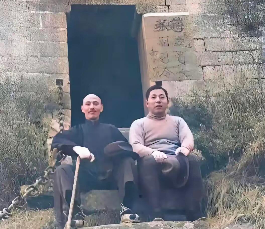 1958年，蒋介石与张学良最后一次单独见面，张向蒋敬礼之后，眼泪止不住流出。蒋谈