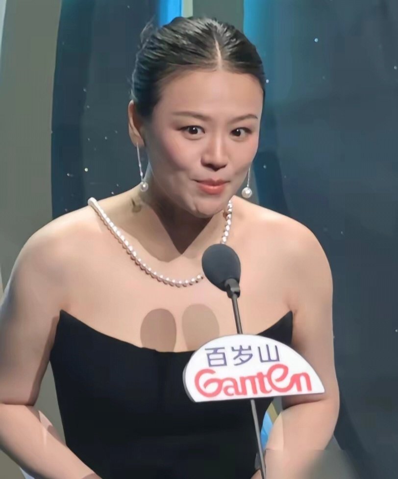 马思纯蒋欣站一块一个珠圆玉润，一个丰腴健美，往那一站，气场直接拉满，显得其他女星都有点营养不良了​