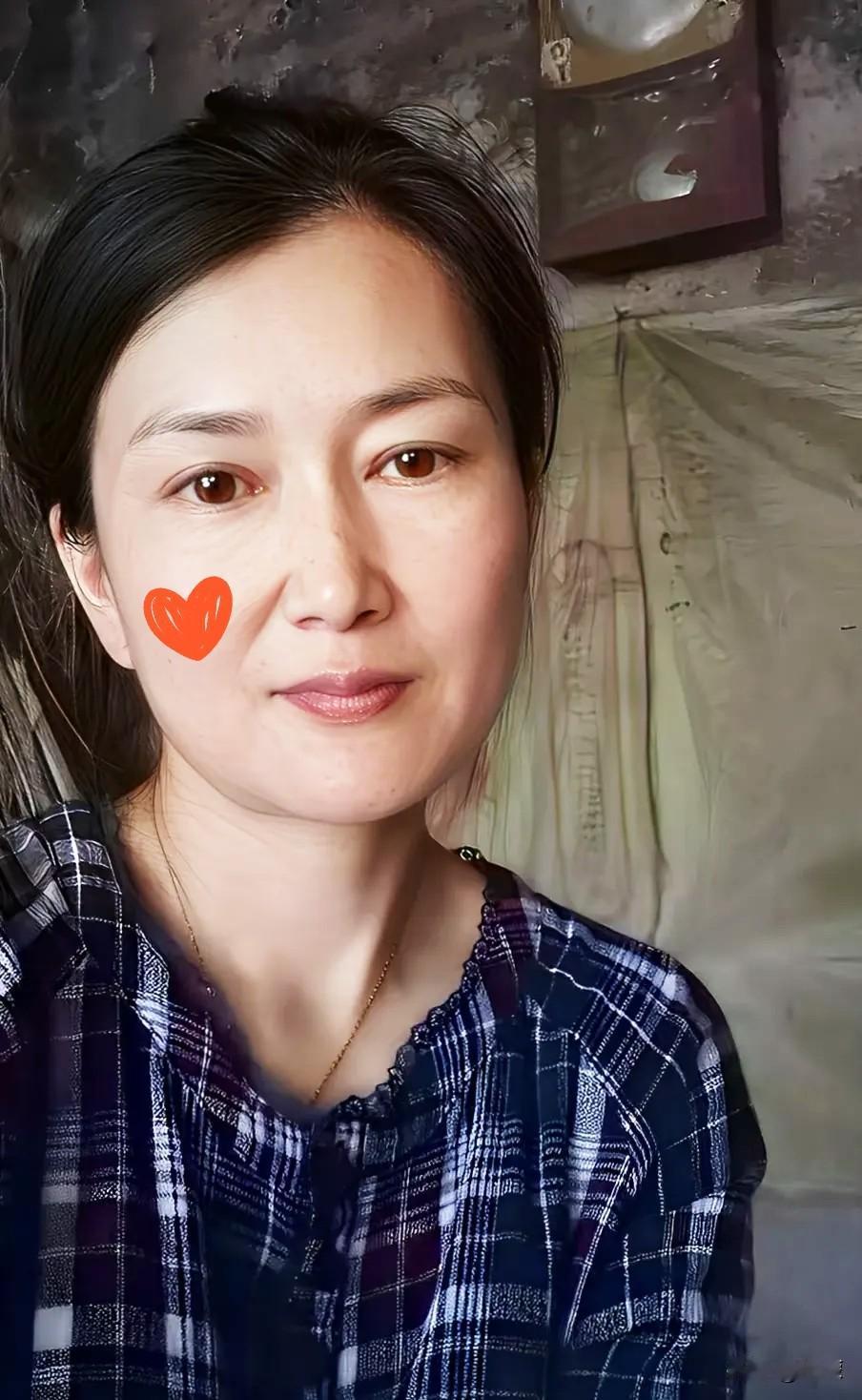 昨晚儿子儿媳吵得脸红脖子粗，我在屋里听着没吭声。今早儿媳背着包上班，关门前那
